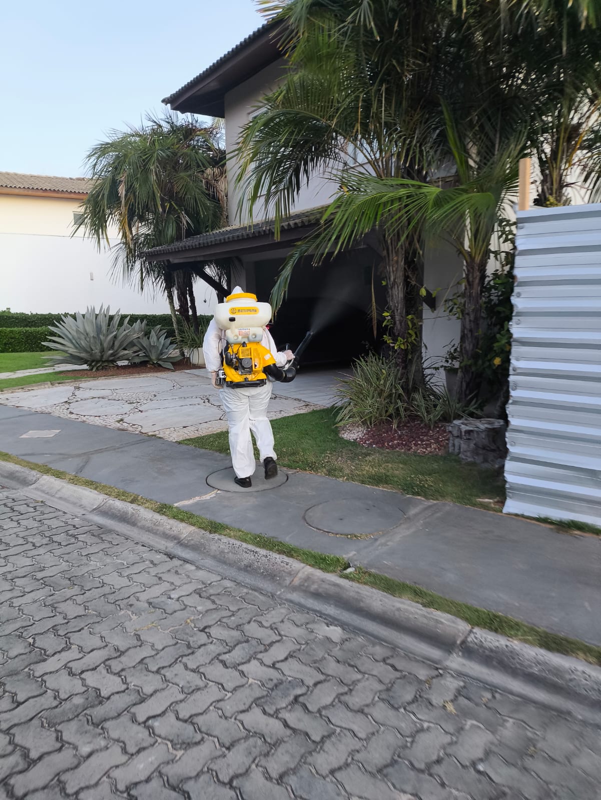 Equipe da S&S Desinsetização em atendimento